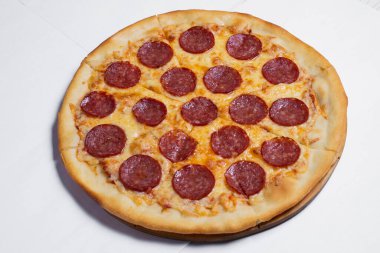 Beyaz masadaki pizza masası manzaralı izole ev yapımı pizza.