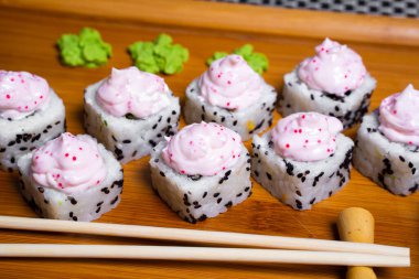 Somon, karides, avokado ve krem peynirli Philadelphia usulü suşi. Suşi menüsü. Japon yemeği.