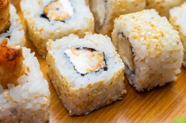 Somon, karides, avokado ve krem peynirli Philadelphia usulü suşi. Suşi menüsü. Japon yemeği.