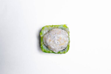 Somon, karides, avokado ve krem peynirli Philadelphia usulü suşi. Suşi menüsü. Japon yemeği.