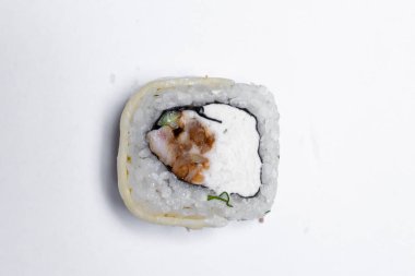 Somon, karides, avokado ve krem peynirli Philadelphia usulü suşi. Suşi menüsü. Japon yemeği.