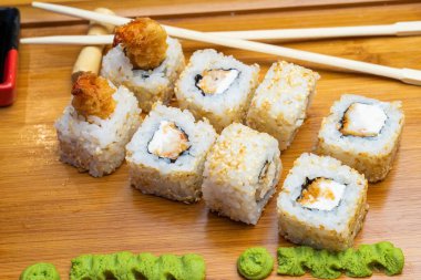 Somon, karides, avokado ve krem peynirli Philadelphia usulü suşi. Suşi menüsü. Japon yemeği.