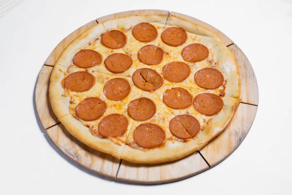 Πίτσα Πάνω Όψη Λευκό Τραπέζι Απομονωμένη Σπιτική Πίτσα — Φωτογραφία Αρχείου