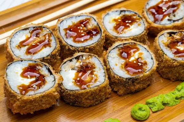Philadelphia Tekercs Sushi Lazaccal Garnélával Avokádóval Krémsajttal Sushi Menü Japán — Stock Fotó