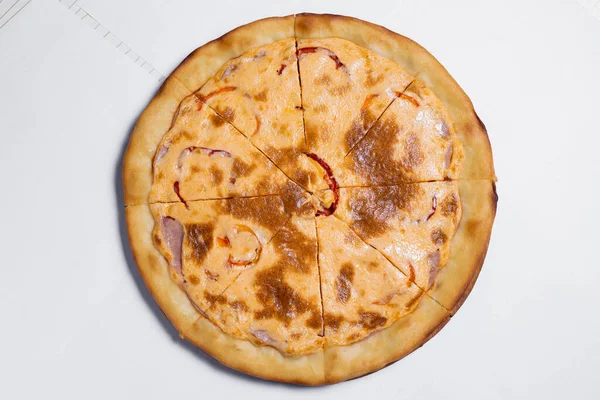 Πίτσα Πάνω Όψη Λευκό Τραπέζι Απομονωμένη Σπιτική Πίτσα — Φωτογραφία Αρχείου