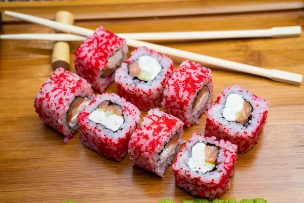 Filadélfia Rolo Sushi Com Salmão Camarões Abacate Creme Queijo Menu — Fotografia de Stock