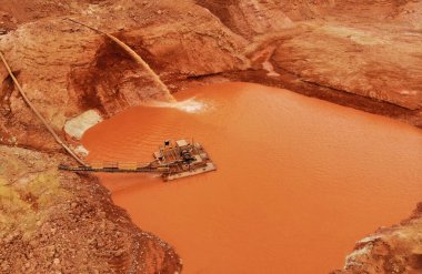 Güçlü bir pompa çukur drenajından su pompalıyor.