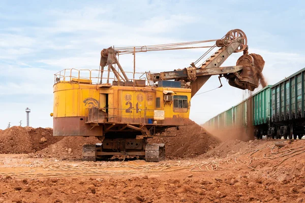 Grande Escavadeira Carrega Rocha Com Ferro Bauxita Nos Vagões Pedreira — Fotografia de Stock