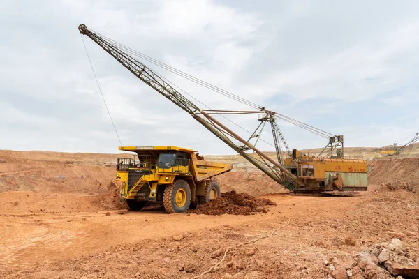 Grande Escavadeira Carrega Rocha Com Ferro Bauxita Caminhão Despejo Mineração — Fotografia de Stock