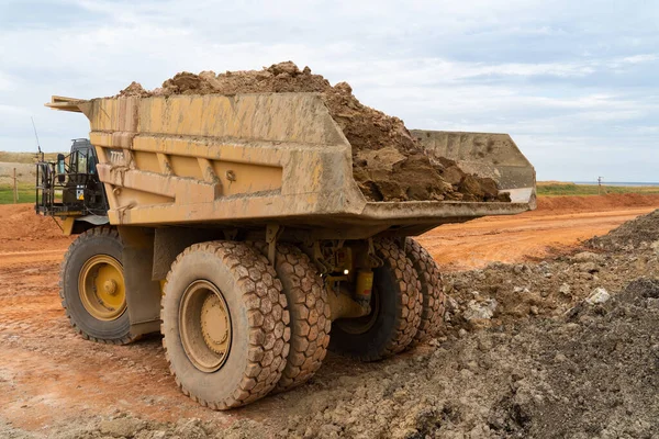 Maden Kamyonu Sürücüler Vücuttaki Boksit Minerallerini Gökyüzünün Arka Planına Karşı — Stok fotoğraf