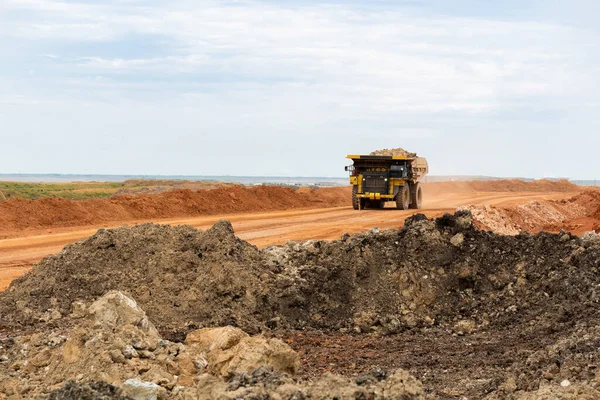 Caminhão Descarga Mineração Dirige Descarrega Minerais Bauxita Corpo Armazém Contra — Fotografia de Stock