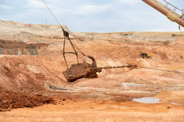 Büyük Bir Kazıcı Bir Kovaya Demir Boksit Çıkaran Bir Çöp — Stok fotoğraf