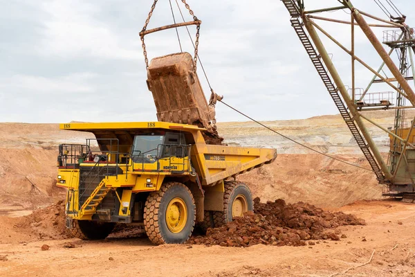 Großbagger Belädt Gestein Mit Eisen Oder Bauxitkipper Steinbruch Gegen Den — Stockfoto