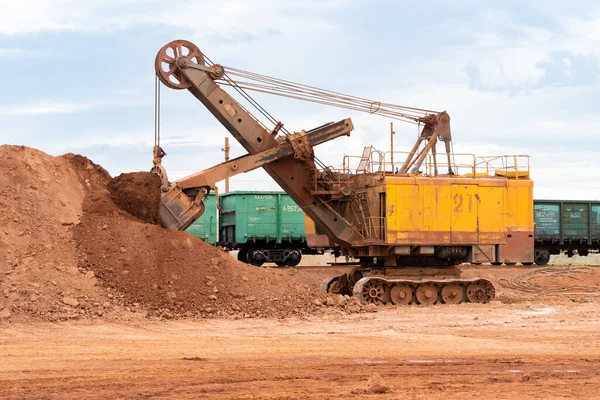 Large Excavator Loads Rock Iron Bauxite Wagons Quarry Background Sky — Φωτογραφία Αρχείου