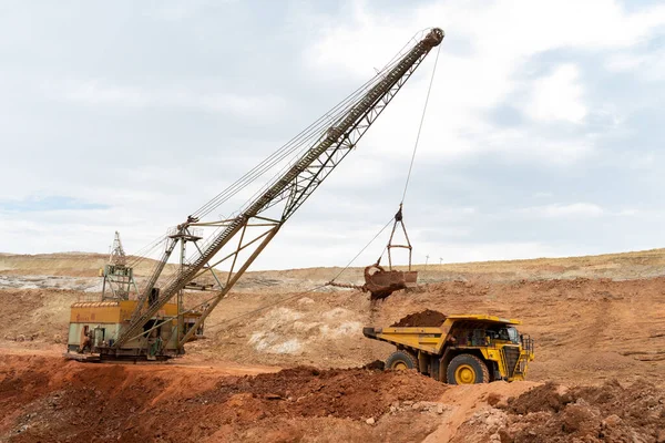 Großbagger Belädt Gestein Mit Eisen Oder Bauxitkipper Steinbruch Gegen Den — Stockfoto