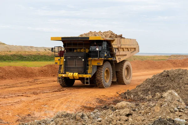 Caminhão Descarga Mineração Dirige Descarrega Minerais Bauxita Corpo Armazém Contra — Fotografia de Stock