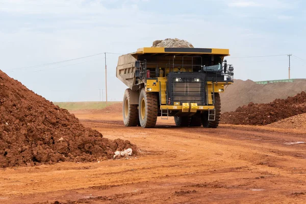 Caminhão Descarga Mineração Dirige Descarrega Minerais Bauxita Corpo Armazém Contra — Fotografia de Stock