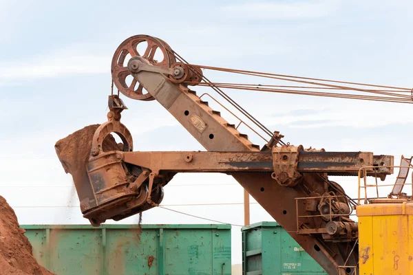 Grande Escavadeira Carrega Rocha Com Ferro Bauxita Nos Vagões Pedreira — Fotografia de Stock