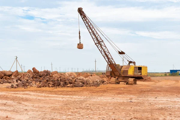 Großbagger Belädt Gestein Mit Eisen Oder Bauxitkipper Steinbruch Gegen Den — Stockfoto