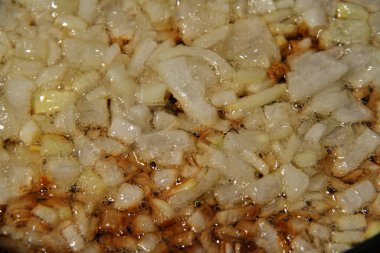 Tavada kızartılmış ince doğranmış soğanların yakın fotoğrafını çek.