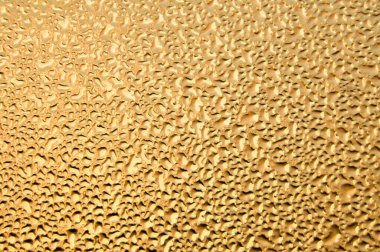 Camın üzerindeki yoğun su damlacıklarının makro görüntüsü arka plan, nem ve iklim kavramları için ideal doğal soyut doku yaratıyor..