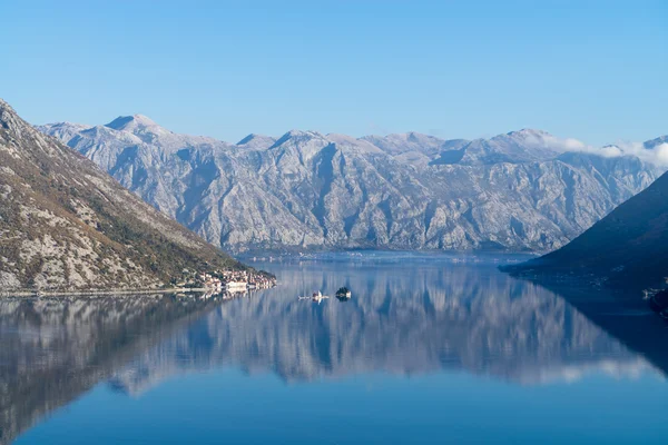 Baía de Kotor (Boka Kotorska) com a cidade velha de Perast, Monten — Fotografia de Stock