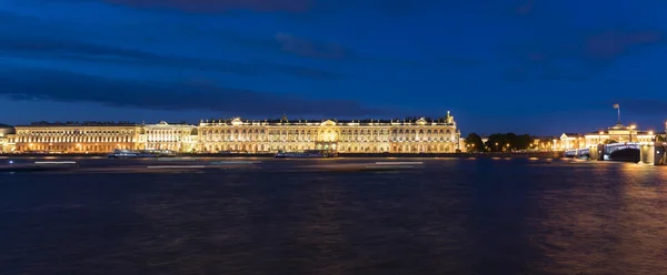 Pałac zimowy, Ermitaż przez noc, panorama — Zdjęcie stockowe