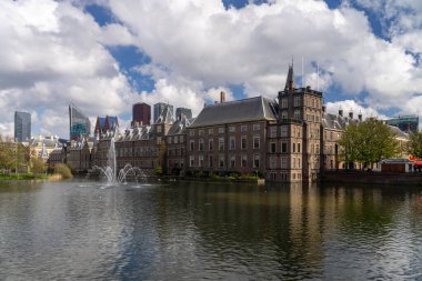 Binnenhof 'daki Hofvijver Gölü' ndeki Ridderzaal. Hollanda Devlet Genel Kurmay Başkanlığı, Genel İşler Bakanlığı ve Hollanda Başbakanlığı 'nın toplanma yeri