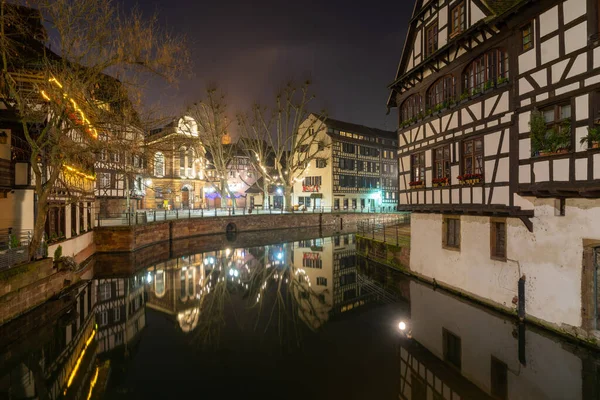 Petite France Furcsa Faházai Strasbourgban Franciaországban Francia Hagyományos Házak Éjjel — Stock Fotó