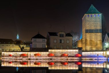 Barrage Vauban, Fransa 'nın Alsace bölgesinin başkenti Strasbourg' un Petite France bölgesinde 17. yüzyılda kurulan bir Weir..