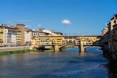 Ponte Vecchio, Firenze, Floransa, İtalya 'daki Arno nehrinde yansıması olan eski köprü.
