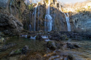 Plitvice gölleri kışın Hırvatistan 'da milli parkı kapsıyor. Plitvice gölleri dünyanın en güzel yerlerinden biridir.