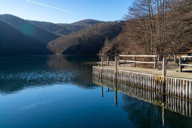 Plitvice gölleri kışın Hırvatistan 'da milli parkı kapsıyor. Plitvice gölleri dünyanın en güzel yerlerinden biridir.