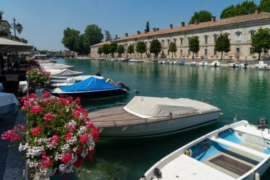 Peschiera del Garda Renkli Rıhtım ve İtalyan mimari görüşü, Lago di Garda, İtalya