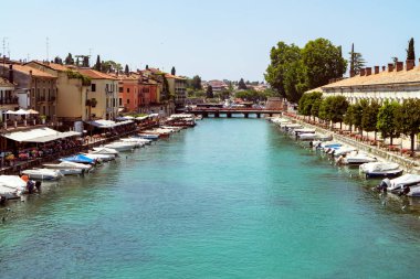 Peschiera del Garda Renkli Rıhtım ve İtalyan mimari görüşü, Lago di Garda, İtalya