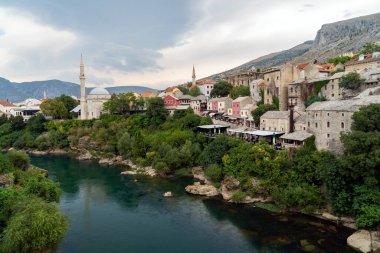 Bosna-Hersek 'in eski Mostar kenti, Stari' den Neretva nehrine ve eski camilere giden en eski köprü