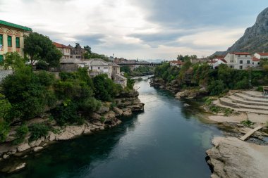 Bosna-Hersek 'in eski Mostar kenti, Stari Most köprüsü, Neretva nehri ve eski camileriyle
