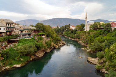 Bosna-Hersek 'in eski Mostar kenti, Stari' den Neretva nehrine ve eski camilere giden en eski köprü