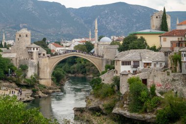 Bosna-Hersek 'in eski Mostar kenti, Stari Most köprüsü, Neretva nehri ve eski camileriyle