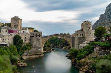 Bosna-Hersek 'in eski Mostar kenti, Stari Most köprüsü, Neretva nehri ve eski camileriyle