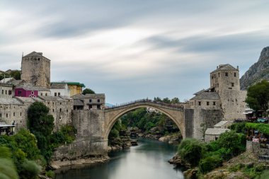 Bosna-Hersek 'in eski Mostar kenti, Stari Most köprüsü, Neretva nehri ve eski camileriyle