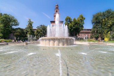 Sforza Kalesi İtalyanca: Castello Sforzesco: Milan 'ın ve tarihinin ana sembollerinden biri