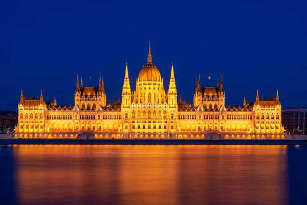 Budapest Parlament Duna Partján Alkonyatkor — Stock Fotó