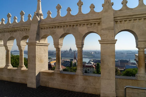 Вид Бастиона Фишмана Город Будапешт Парламентским Зданием Заднем Плане — стоковое фото