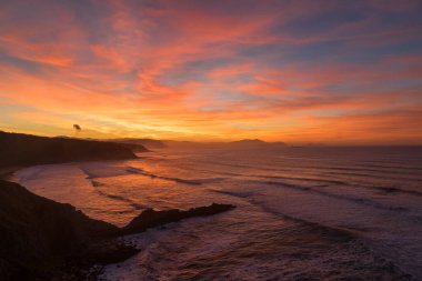 İspanya 'nın Bask bölgesindeki Barrica kayın' da, Biskaya Körfezi üzerinde gün batımı