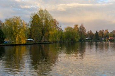 Muggelsee, Berlin 'deki en büyük göllerden biridir. Gölde yelkenli ve motorlu tekne için bazı plajlar ve rıhtımlar var.