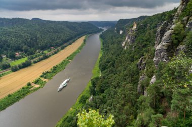 Sachsen, Gemany 'deki Bastai Parkı' nda yağmurlu bir gün ve bulutlu bir gökyüzü.