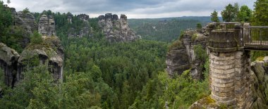 Sachsen, Gemany 'deki Bastai Parkı' nda yağmurlu bir gün ve bulutlu bir gökyüzü.