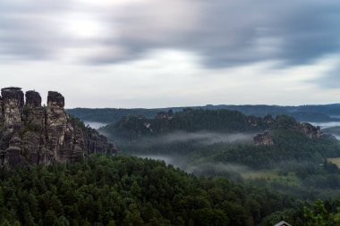 Sachsen, Gemany 'deki Bastai Parkı' nda yağmurlu bir gün ve bulutlu bir gökyüzü.