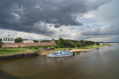Veliky Novgorod 'daki Volchov Nehri ve Kremlin' e bakın.
